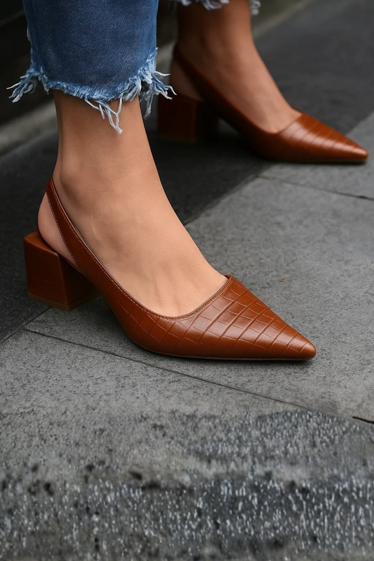 Damen Pumps mit spitz zulaufender Spitze, Slingback-Riemen und Blockabsatz