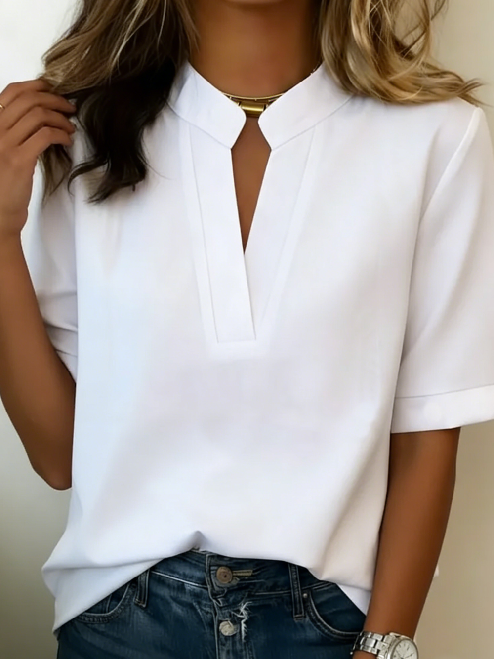 Elegante Damenbluse mit Schlitz am Ausschnitt und hochgekrempelten kurzen Ärmeln