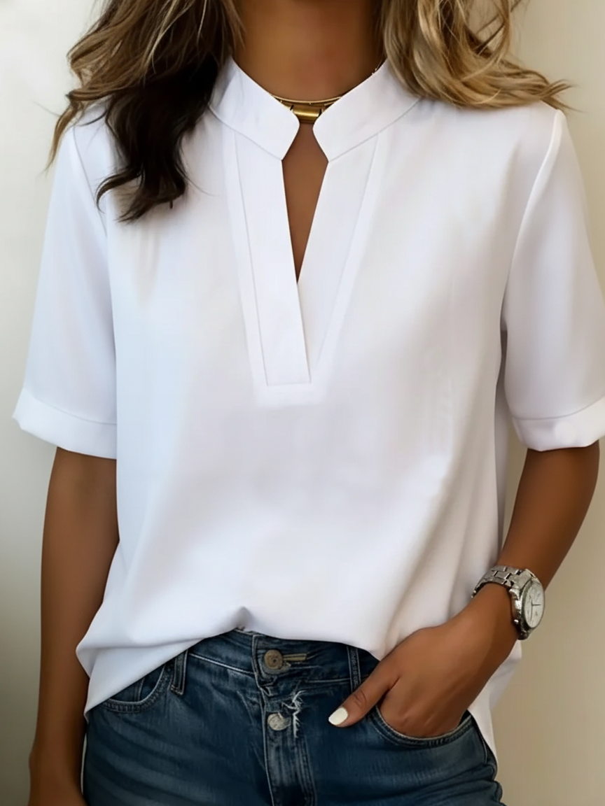 Elegante Damenbluse mit Schlitz am Ausschnitt und hochgekrempelten kurzen Ärmeln