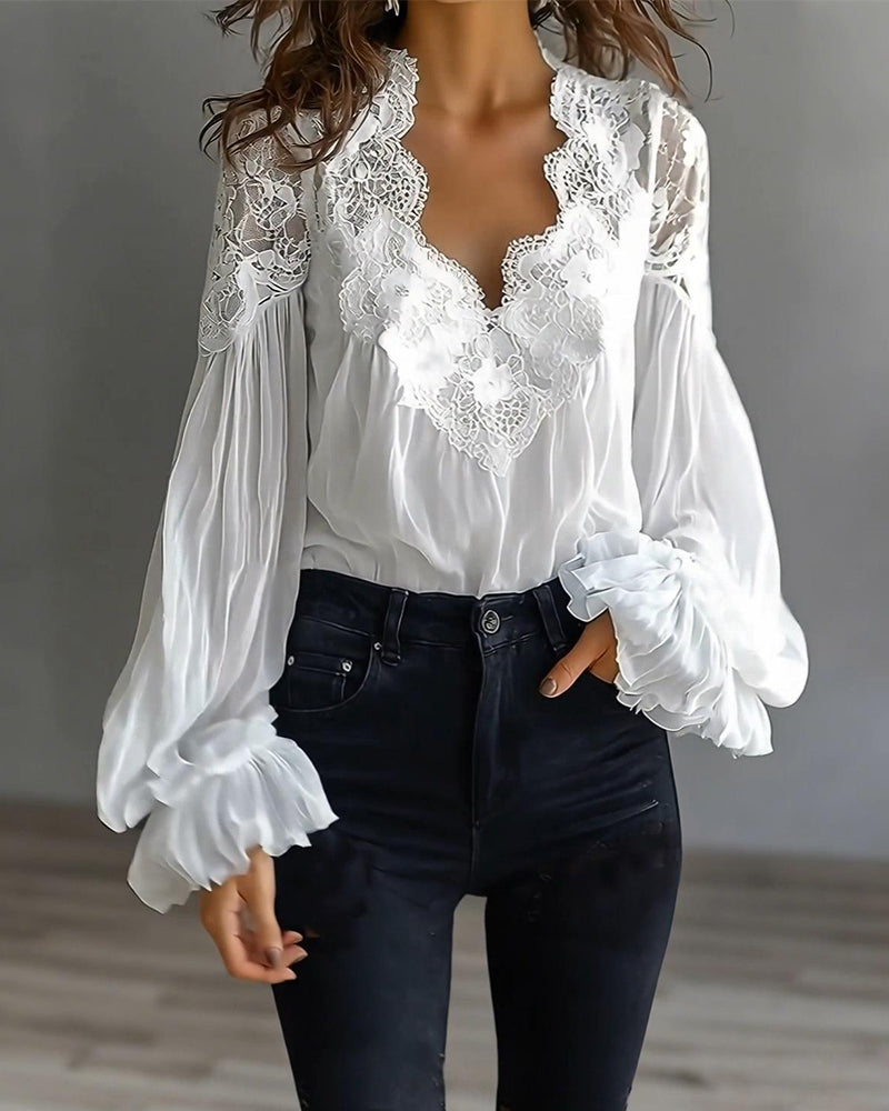 Damenbluse mit romantischer Spitze und V-Ausschnitt