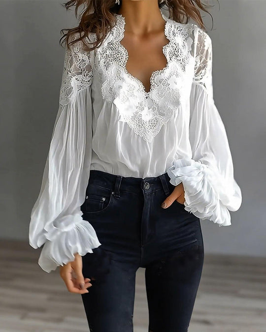 Damenbluse mit romantischer Spitze und V-Ausschnitt