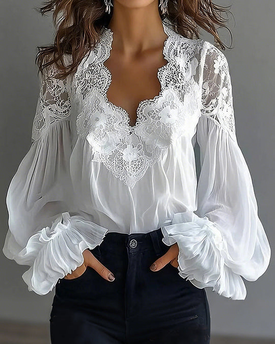 Damenbluse mit romantischer Spitze und V-Ausschnitt