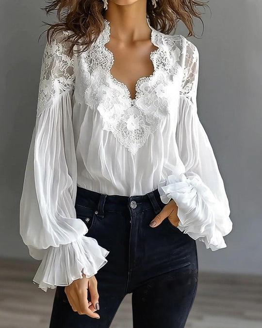 Damenbluse mit romantischer Spitze und V-Ausschnitt
