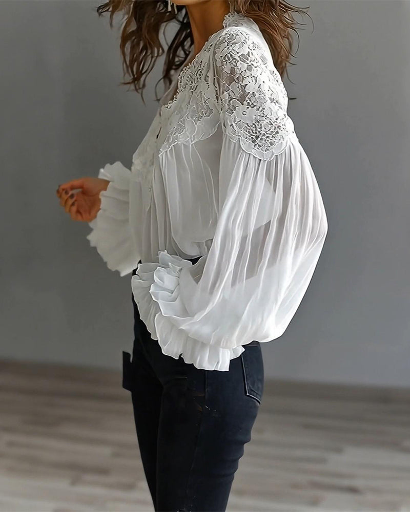 Damenbluse mit romantischer Spitze und V-Ausschnitt