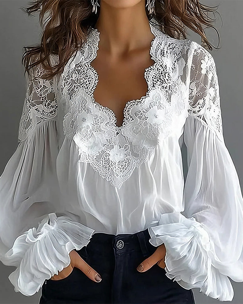Damenbluse mit romantischer Spitze und V-Ausschnitt